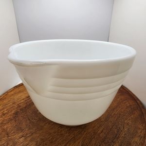 PYREX Hamilton Beach Racine Wisconsin Milk Glass Mixing Bowl with Spout. Vintage